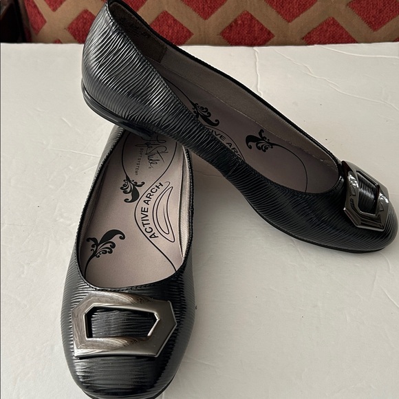 Life Stride Black Flats,Buckle, active arch, soft system, flex, support, sz 7.5M - Picture 3 of 15
